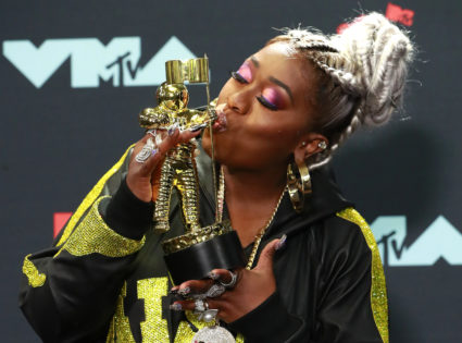 Missy Elliott poses backstage with her Michael Jackson Video Vanguard award at the 2019 MTV Video Music Awards in Newark, New Jersey, on August 26, 2019 Photo by Andrew Kelly/Reuters
