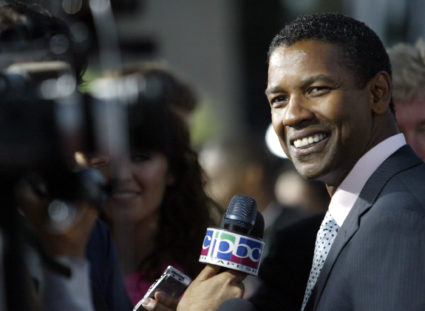 Academy Award winning actor Denzel Washington walks the red carpet as he arrives for the Los Angeles premiere of the film "The Manchurian Candidate" in Beverly Hills, California July 22, 2004. Photo by Robert Galbraith/Reuters