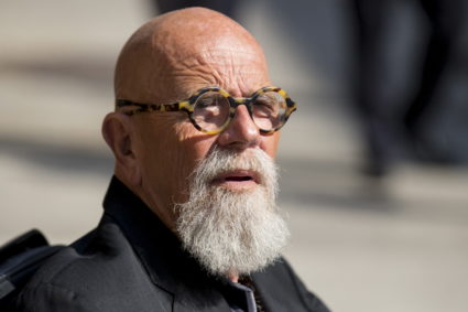 Artist and photographer Chuck Close arrives for "The Late Show with Stephen Colbert" at the Ed Sullivan Theater in Manhattan, New York, September 8, 2015. Colbert makes his "Late Show" debut on Tuesday with a mix of Hollywood glamour and presidential campaign politics with guests George Clooney and Republican White House contender Jeb Bush.
