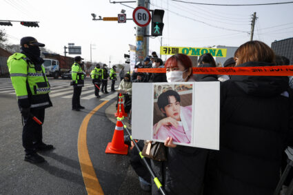 Police officers stand guard near a South Korean army boot camp near the demilitarized zone separating the two Koreas as fans and members of the media wait for the arrival of Jin, the oldest member of the K-pop band BTS, in Yeoncheon, South Korea December 13, 2022. Photo by Heo Ran/REUTERS