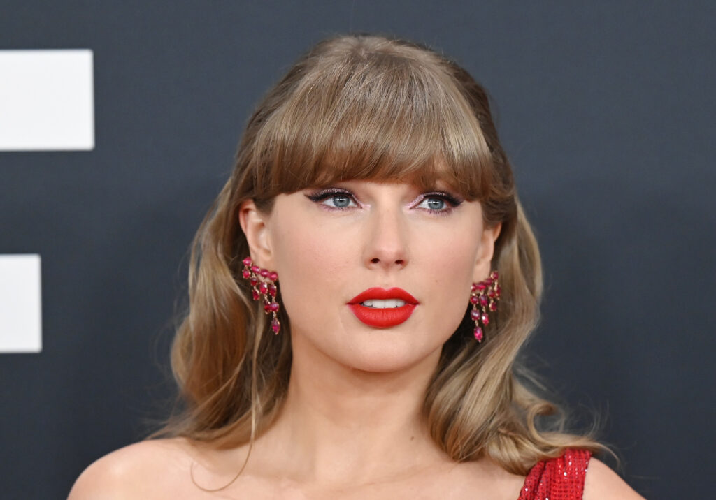 Taylor Swift buys back her first 6 albums | CANVAS Arts